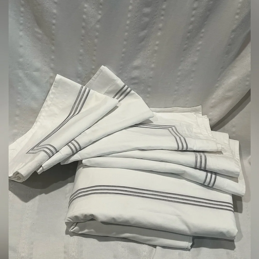 POTTERY BARN KING SIZE GRAND ORGANIC PERCALE DUVET COVER AND SHAMS, WHITE/SILVER